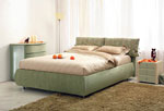 Поръчкова спалня в зелено с две възглавници, прикачени към таблата с текстилна тапицерия на цветя 31